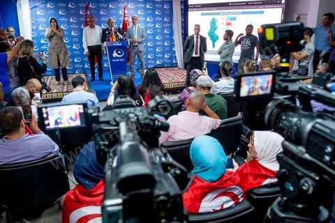 06 octobre 2019 : à 20h deux instituts de sondage mettent le parti Ennahdha en tête des élections législatives avec une quarantaine de sièges devant le parti "au coeur de la Tunisie", de Nabil Karoui, candidat en prison, avec 35 sièges à l'assemblée. Devant le siège du parti à Tunis, les militants d'Ennahdha sont venus fêter une victoire serrée et soutenir le leader du parti Rached Ghannouchi, président du parti et candidat sur Tunis. Les leadres du parti fêtent leur succès dans la rue et le bureau de Ghannouchi suivi d'une conférence de presse et d'un discours aux militants. 