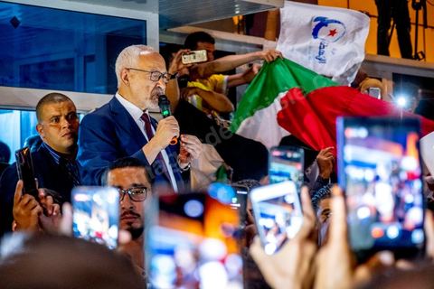 06 octobre 2019 : à 20h deux instituts de sondage mettent le parti Ennahdha en tête des élections législatives avec une quarantaine de sièges devant le parti "au coeur de la Tunisie", de Nabil Karoui, candidat en prison, avec 35 sièges à l'assemblée. Devant le siège du parti à Tunis, les militants d'Ennahdha sont venus fêter une victoire serrée et soutenir le leader du parti Rached Ghannouchi, président du parti et candidat sur Tunis. Les leadres du parti fêtent leur succès dans la rue et le bureau de Ghannouchi suivi d'une conférence de presse et d'un discours aux militants. 