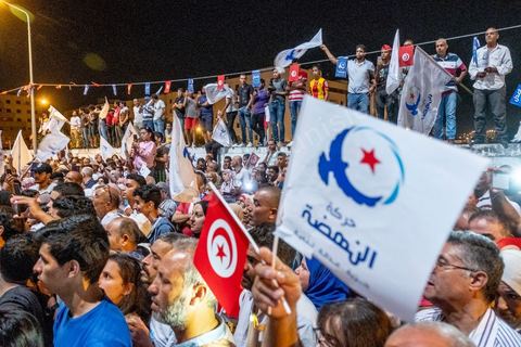 06 octobre 2019 : à 20h deux instituts de sondage mettent le parti Ennahdha en tête des élections législatives avec une quarantaine de sièges devant le parti "au coeur de la Tunisie", de Nabil Karoui, candidat en prison, avec 35 sièges à l'assemblée. Devant le siège du parti à Tunis, les militants d'Ennahdha sont venus fêter une victoire serrée et soutenir le leader du parti Rached Ghannouchi, président du parti et candidat sur Tunis. Les leadres du parti fêtent leur succès dans la rue et le bureau de Ghannouchi suivi d'une conférence de presse et d'un discours aux militants. 