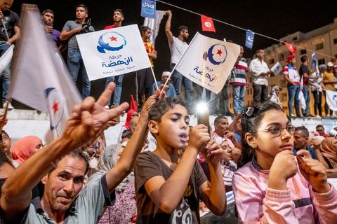 06 octobre 2019 : à 20h deux instituts de sondage mettent le parti Ennahdha en tête des élections législatives avec une quarantaine de sièges devant le parti "au coeur de la Tunisie", de Nabil Karoui, candidat en prison, avec 35 sièges à l'assemblée. Devant le siège du parti à Tunis, les militants d'Ennahdha sont venus fêter une victoire serrée et soutenir le leader du parti Rached Ghannouchi, président du parti et candidat sur Tunis. Les leadres du parti fêtent leur succès dans la rue et le bureau de Ghannouchi suivi d'une conférence de presse et d'un discours aux militants. 