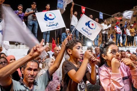 06 octobre 2019 : à 20h deux instituts de sondage mettent le parti Ennahdha en tête des élections législatives avec une quarantaine de sièges devant le parti "au coeur de la Tunisie", de Nabil Karoui, candidat en prison, avec 35 sièges à l'assemblée. Devant le siège du parti à Tunis, les militants d'Ennahdha sont venus fêter une victoire serrée et soutenir le leader du parti Rached Ghannouchi, président du parti et candidat sur Tunis. Les leadres du parti fêtent leur succès dans la rue et le bureau de Ghannouchi suivi d'une conférence de presse et d'un discours aux militants. 