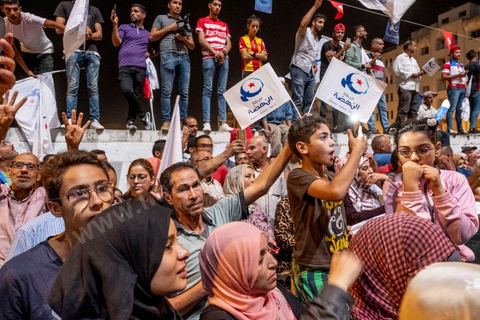 06 octobre 2019 : à 20h deux instituts de sondage mettent le parti Ennahdha en tête des élections législatives avec une quarantaine de sièges devant le parti "au coeur de la Tunisie", de Nabil Karoui, candidat en prison, avec 35 sièges à l'assemblée. Devant le siège du parti à Tunis, les militants d'Ennahdha sont venus fêter une victoire serrée et soutenir le leader du parti Rached Ghannouchi, président du parti et candidat sur Tunis. Les leadres du parti fêtent leur succès dans la rue et le bureau de Ghannouchi suivi d'une conférence de presse et d'un discours aux militants. 