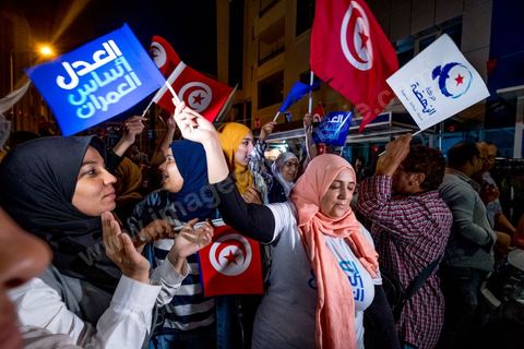 06 octobre 2019 : à 20h deux instituts de sondage mettent le parti Ennahdha en tête des élections législatives avec une quarantaine de sièges devant le parti "au coeur de la Tunisie", de Nabil Karoui, candidat en prison, avec 35 sièges à l'assemblée. Devant le siège du parti à Tunis, les militants d'Ennahdha sont venus fêter une victoire serrée et soutenir le leader du parti Rached Ghannouchi, président du parti et candidat sur Tunis. Les leadres du parti fêtent leur succès dans la rue et le bureau de Ghannouchi suivi d'une conférence de presse et d'un discours aux militants. 