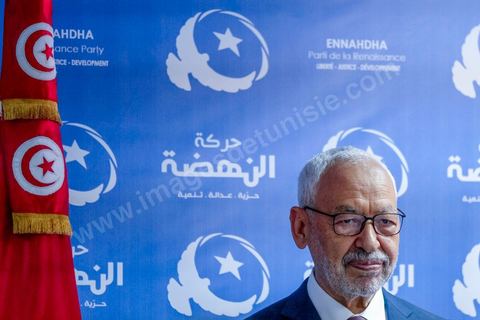 06 octobre 2019 : à 20h deux instituts de sondage mettent le parti Ennahdha en tête des élections législatives avec une quarantaine de sièges devant le parti "au coeur de la Tunisie", de Nabil Karoui, candidat en prison, avec 35 sièges à l'assemblée. Devant le siège du parti à Tunis, les militants d'Ennahdha sont venus fêter une victoire serrée et soutenir le leader du parti Rached Ghannouchi, président du parti et candidat sur Tunis. Les leadres du parti fêtent leur succès dans la rue et le bureau de Ghannouchi suivi d'une conférence de presse et d'un discours aux militants. 