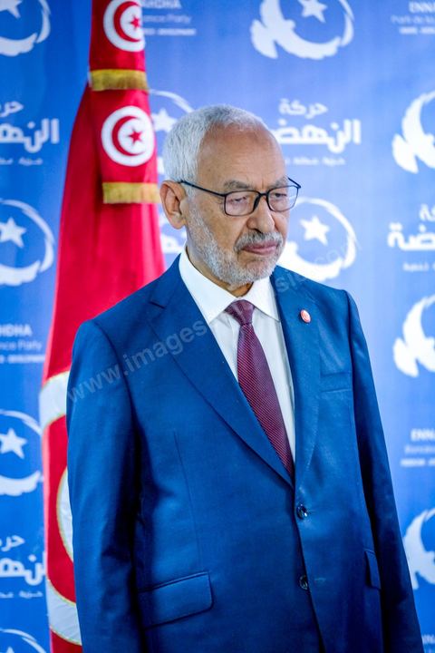 06 octobre 2019 : à 20h deux instituts de sondage mettent le parti Ennahdha en tête des élections législatives avec une quarantaine de sièges devant le parti "au coeur de la Tunisie", de Nabil Karoui, candidat en prison, avec 35 sièges à l'assemblée. Devant le siège du parti à Tunis, les militants d'Ennahdha sont venus fêter une victoire serrée et soutenir le leader du parti Rached Ghannouchi, président du parti et candidat sur Tunis. Les leadres du parti fêtent leur succès dans la rue et le bureau de Ghannouchi suivi d'une conférence de presse et d'un discours aux militants. 