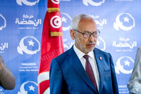 06 octobre 2019 : à 20h deux instituts de sondage mettent le parti Ennahdha en tête des élections législatives avec une quarantaine de sièges devant le parti "au coeur de la Tunisie", de Nabil Karoui, candidat en prison, avec 35 sièges à l'assemblée. Devant le siège du parti à Tunis, les militants d'Ennahdha sont venus fêter une victoire serrée et soutenir le leader du parti Rached Ghannouchi, président du parti et candidat sur Tunis. Les leadres du parti fêtent leur succès dans la rue et le bureau de Ghannouchi suivi d'une conférence de presse et d'un discours aux militants. 