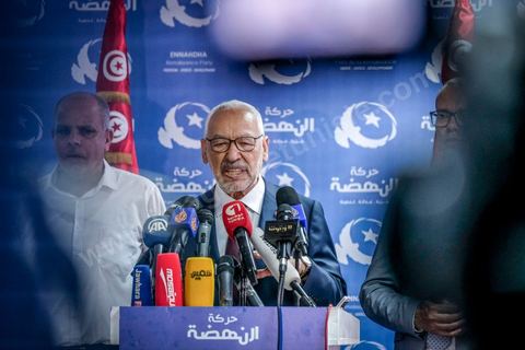 06 octobre 2019 : à 20h deux instituts de sondage mettent le parti Ennahdha en tête des élections législatives avec une quarantaine de sièges devant le parti "au coeur de la Tunisie", de Nabil Karoui, candidat en prison, avec 35 sièges à l'assemblée. Devant le siège du parti à Tunis, les militants d'Ennahdha sont venus fêter une victoire serrée et soutenir le leader du parti Rached Ghannouchi, président du parti et candidat sur Tunis. Les leadres du parti fêtent leur succès dans la rue et le bureau de Ghannouchi suivi d'une conférence de presse et d'un discours aux militants. 