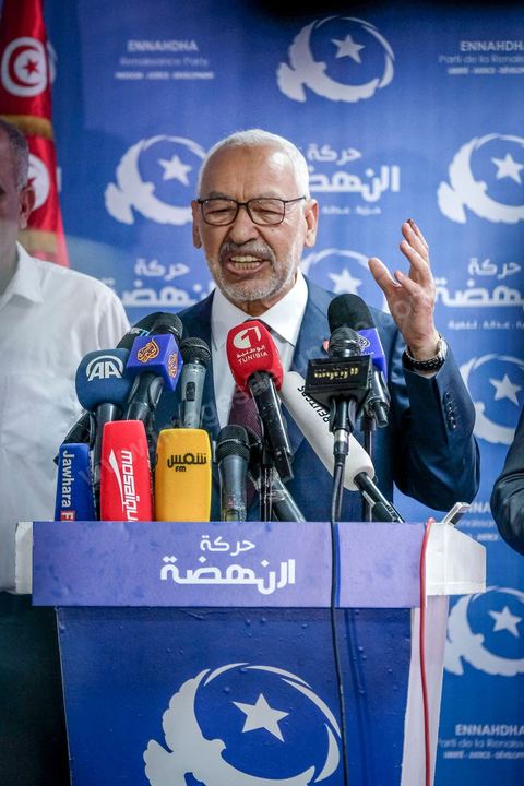 06 octobre 2019 : à 20h deux instituts de sondage mettent le parti Ennahdha en tête des élections législatives avec une quarantaine de sièges devant le parti "au coeur de la Tunisie", de Nabil Karoui, candidat en prison, avec 35 sièges à l'assemblée. Devant le siège du parti à Tunis, les militants d'Ennahdha sont venus fêter une victoire serrée et soutenir le leader du parti Rached Ghannouchi, président du parti et candidat sur Tunis. Les leadres du parti fêtent leur succès dans la rue et le bureau de Ghannouchi suivi d'une conférence de presse et d'un discours aux militants. 