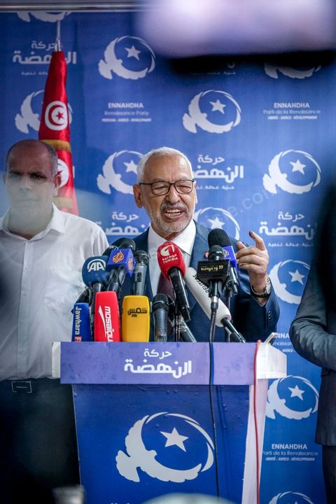 06 octobre 2019 : à 20h deux instituts de sondage mettent le parti Ennahdha en tête des élections législatives avec une quarantaine de sièges devant le parti "au coeur de la Tunisie", de Nabil Karoui, candidat en prison, avec 35 sièges à l'assemblée. Devant le siège du parti à Tunis, les militants d'Ennahdha sont venus fêter une victoire serrée et soutenir le leader du parti Rached Ghannouchi, président du parti et candidat sur Tunis. Les leadres du parti fêtent leur succès dans la rue et le bureau de Ghannouchi suivi d'une conférence de presse et d'un discours aux militants. 