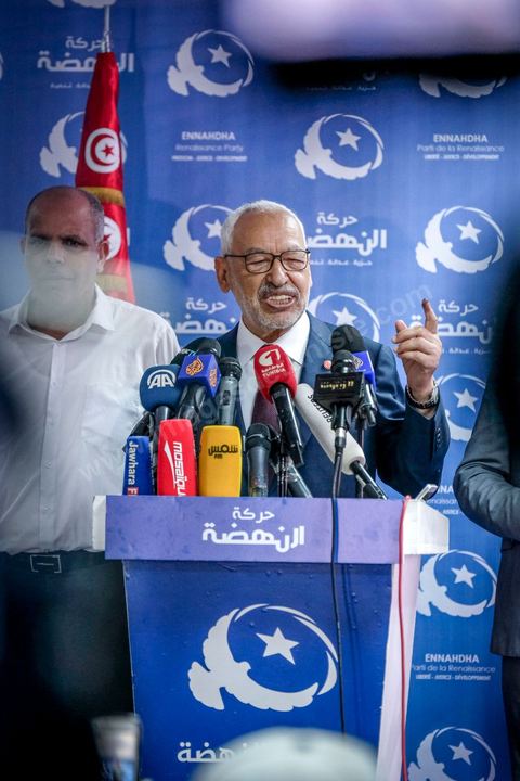06 octobre 2019 : à 20h deux instituts de sondage mettent le parti Ennahdha en tête des élections législatives avec une quarantaine de sièges devant le parti "au coeur de la Tunisie", de Nabil Karoui, candidat en prison, avec 35 sièges à l'assemblée. Devant le siège du parti à Tunis, les militants d'Ennahdha sont venus fêter une victoire serrée et soutenir le leader du parti Rached Ghannouchi, président du parti et candidat sur Tunis. Les leadres du parti fêtent leur succès dans la rue et le bureau de Ghannouchi suivi d'une conférence de presse et d'un discours aux militants. 
