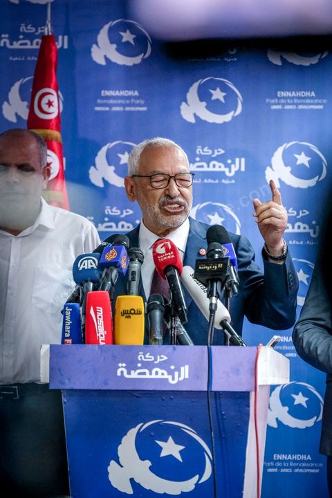 06 octobre 2019 : à 20h deux instituts de sondage mettent le parti Ennahdha en tête des élections législatives avec une quarantaine de sièges devant le parti "au coeur de la Tunisie", de Nabil Karoui, candidat en prison, avec 35 sièges à l'assemblée. Devant le siège du parti à Tunis, les militants d'Ennahdha sont venus fêter une victoire serrée et soutenir le leader du parti Rached Ghannouchi, président du parti et candidat sur Tunis. Les leadres du parti fêtent leur succès dans la rue et le bureau de Ghannouchi suivi d'une conférence de presse et d'un discours aux militants. 