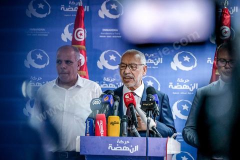 06 octobre 2019 : à 20h deux instituts de sondage mettent le parti Ennahdha en tête des élections législatives avec une quarantaine de sièges devant le parti "au coeur de la Tunisie", de Nabil Karoui, candidat en prison, avec 35 sièges à l'assemblée. Devant le siège du parti à Tunis, les militants d'Ennahdha sont venus fêter une victoire serrée et soutenir le leader du parti Rached Ghannouchi, président du parti et candidat sur Tunis. Les leadres du parti fêtent leur succès dans la rue et le bureau de Ghannouchi suivi d'une conférence de presse et d'un discours aux militants. 