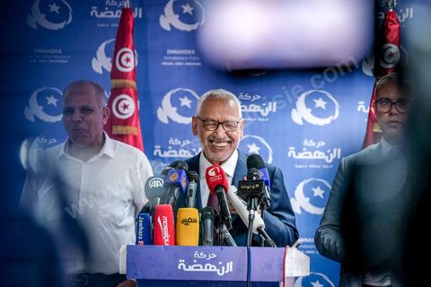 06 octobre 2019 : à 20h deux instituts de sondage mettent le parti Ennahdha en tête des élections législatives avec une quarantaine de sièges devant le parti "au coeur de la Tunisie", de Nabil Karoui, candidat en prison, avec 35 sièges à l'assemblée. Devant le siège du parti à Tunis, les militants d'Ennahdha sont venus fêter une victoire serrée et soutenir le leader du parti Rached Ghannouchi, président du parti et candidat sur Tunis. Les leadres du parti fêtent leur succès dans la rue et le bureau de Ghannouchi suivi d'une conférence de presse et d'un discours aux militants. 