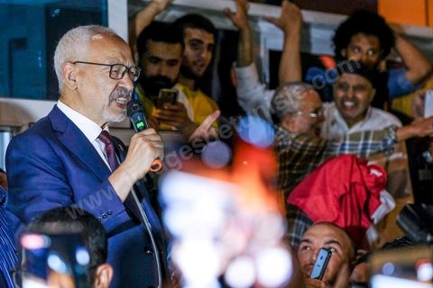 06 octobre 2019 : à 20h deux instituts de sondage mettent le parti Ennahdha en tête des élections législatives avec une quarantaine de sièges devant le parti "au coeur de la Tunisie", de Nabil Karoui, candidat en prison, avec 35 sièges à l'assemblée. Devant le siège du parti à Tunis, les militants d'Ennahdha sont venus fêter une victoire serrée et soutenir le leader du parti Rached Ghannouchi, président du parti et candidat sur Tunis. Les leadres du parti fêtent leur succès dans la rue et le bureau de Ghannouchi suivi d'une conférence de presse et d'un discours aux militants. 