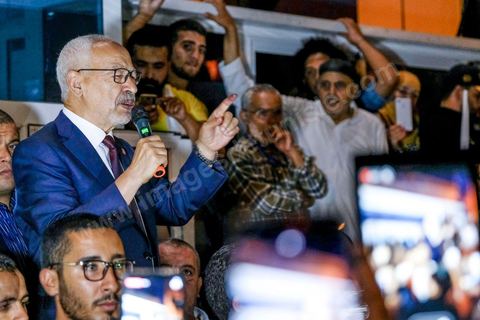 06 octobre 2019 : à 20h deux instituts de sondage mettent le parti Ennahdha en tête des élections législatives avec une quarantaine de sièges devant le parti "au coeur de la Tunisie", de Nabil Karoui, candidat en prison, avec 35 sièges à l'assemblée. Devant le siège du parti à Tunis, les militants d'Ennahdha sont venus fêter une victoire serrée et soutenir le leader du parti Rached Ghannouchi, président du parti et candidat sur Tunis. Les leadres du parti fêtent leur succès dans la rue et le bureau de Ghannouchi suivi d'une conférence de presse et d'un discours aux militants. 