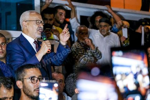06 octobre 2019 : à 20h deux instituts de sondage mettent le parti Ennahdha en tête des élections législatives avec une quarantaine de sièges devant le parti "au coeur de la Tunisie", de Nabil Karoui, candidat en prison, avec 35 sièges à l'assemblée. Devant le siège du parti à Tunis, les militants d'Ennahdha sont venus fêter une victoire serrée et soutenir le leader du parti Rached Ghannouchi, président du parti et candidat sur Tunis. Les leadres du parti fêtent leur succès dans la rue et le bureau de Ghannouchi suivi d'une conférence de presse et d'un discours aux militants. 
