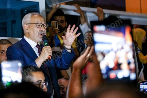 06 octobre 2019 : à 20h deux instituts de sondage mettent le parti Ennahdha en tête des élections législatives avec une quarantaine de sièges devant le parti "au coeur de la Tunisie", de Nabil Karoui, candidat en prison, avec 35 sièges à l'assemblée. Devant le siège du parti à Tunis, les militants d'Ennahdha sont venus fêter une victoire serrée et soutenir le leader du parti Rached Ghannouchi, président du parti et candidat sur Tunis. Les leadres du parti fêtent leur succès dans la rue et le bureau de Ghannouchi suivi d'une conférence de presse et d'un discours aux militants. 