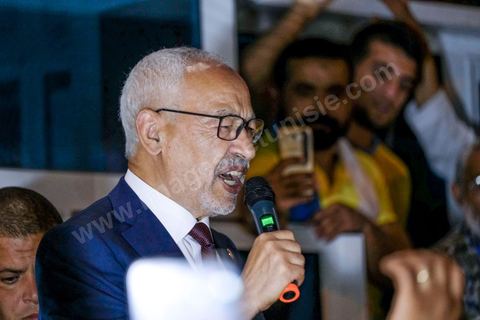 06 octobre 2019 : à 20h deux instituts de sondage mettent le parti Ennahdha en tête des élections législatives avec une quarantaine de sièges devant le parti "au coeur de la Tunisie", de Nabil Karoui, candidat en prison, avec 35 sièges à l'assemblée. Devant le siège du parti à Tunis, les militants d'Ennahdha sont venus fêter une victoire serrée et soutenir le leader du parti Rached Ghannouchi, président du parti et candidat sur Tunis. Les leadres du parti fêtent leur succès dans la rue et le bureau de Ghannouchi suivi d'une conférence de presse et d'un discours aux militants. 