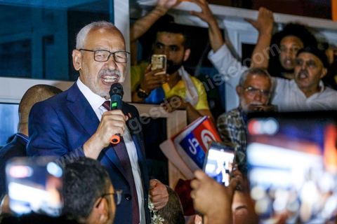 06 octobre 2019 : à 20h deux instituts de sondage mettent le parti Ennahdha en tête des élections législatives avec une quarantaine de sièges devant le parti "au coeur de la Tunisie", de Nabil Karoui, candidat en prison, avec 35 sièges à l'assemblée. Devant le siège du parti à Tunis, les militants d'Ennahdha sont venus fêter une victoire serrée et soutenir le leader du parti Rached Ghannouchi, président du parti et candidat sur Tunis. Les leadres du parti fêtent leur succès dans la rue et le bureau de Ghannouchi suivi d'une conférence de presse et d'un discours aux militants. 