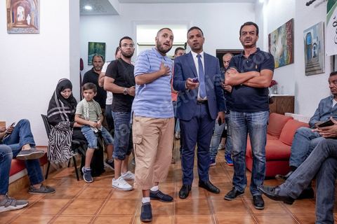 06 octobre 2019 : au QG de la coalition Karama, dirigée par l'avocat Seifeddine Makhlouf, à quelques minutes de l'annonce des résultats des sondages de sortis de bureau. La coalition est la surpirse du scrutin avec une troisième position provisoire derrière Ennahdha et Au coeur de la Tunisie, Seifeddine et ses proches collaborateurs fêtent leur victoire. Avec près de 17 sièges, cette coalition à tendance islamiste et révolutionnaire aura son importance dans la constitution d'une majorité. dès la soirèe Makhlouf confirme sa possible alliance avec Ennahdha. 