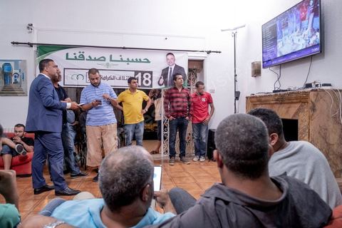 06 octobre 2019 : au QG de la coalition Karama, dirigée par l'avocat Seifeddine Makhlouf, à quelques minutes de l'annonce des résultats des sondages de sortis de bureau. La coalition est la surpirse du scrutin avec une troisième position provisoire derrière Ennahdha et Au coeur de la Tunisie, Seifeddine et ses proches collaborateurs fêtent leur victoire. Avec près de 17 sièges, cette coalition à tendance islamiste et révolutionnaire aura son importance dans la constitution d'une majorité. dès la soirèe Makhlouf confirme sa possible alliance avec Ennahdha. 