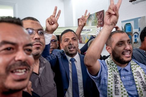 06 octobre 2019 : au QG de la coalition Karama, dirigée par l'avocat Seifeddine Makhlouf, à quelques minutes de l'annonce des résultats des sondages de sortis de bureau. La coalition est la surpirse du scrutin avec une troisième position provisoire derrière Ennahdha et Au coeur de la Tunisie, Seifeddine et ses proches collaborateurs fêtent leur victoire. Avec près de 17 sièges, cette coalition à tendance islamiste et révolutionnaire aura son importance dans la constitution d'une majorité. dès la soirèe Makhlouf confirme sa possible alliance avec Ennahdha. 
