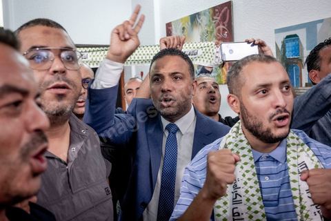 06 octobre 2019 : au QG de la coalition Karama, dirigée par l'avocat Seifeddine Makhlouf, à quelques minutes de l'annonce des résultats des sondages de sortis de bureau. La coalition est la surpirse du scrutin avec une troisième position provisoire derrière Ennahdha et Au coeur de la Tunisie, Seifeddine et ses proches collaborateurs fêtent leur victoire. Avec près de 17 sièges, cette coalition à tendance islamiste et révolutionnaire aura son importance dans la constitution d'une majorité. dès la soirèe Makhlouf confirme sa possible alliance avec Ennahdha. 