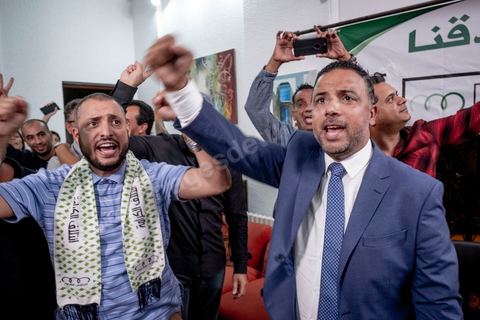 06 octobre 2019 : au QG de la coalition Karama, dirigée par l'avocat Seifeddine Makhlouf, à quelques minutes de l'annonce des résultats des sondages de sortis de bureau. La coalition est la surpirse du scrutin avec une troisième position provisoire derrière Ennahdha et Au coeur de la Tunisie, Seifeddine et ses proches collaborateurs fêtent leur victoire. Avec près de 17 sièges, cette coalition à tendance islamiste et révolutionnaire aura son importance dans la constitution d'une majorité. dès la soirèe Makhlouf confirme sa possible alliance avec Ennahdha. 