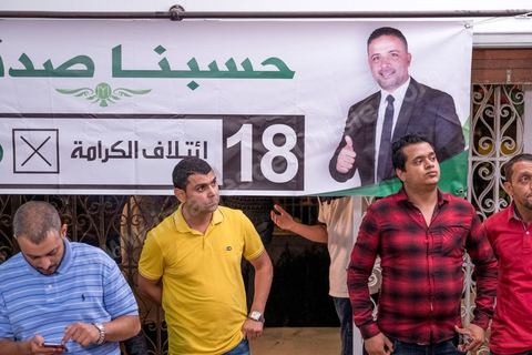 06 octobre 2019 : au QG de la coalition Karama, dirigée par l'avocat Seifeddine Makhlouf, à quelques minutes de l'annonce des résultats des sondages de sortis de bureau. La coalition est la surpirse du scrutin avec une troisième position provisoire derrière Ennahdha et Au coeur de la Tunisie, Seifeddine et ses proches collaborateurs fêtent leur victoire. Avec près de 17 sièges, cette coalition à tendance islamiste et révolutionnaire aura son importance dans la constitution d'une majorité. dès la soirèe Makhlouf confirme sa possible alliance avec Ennahdha. 