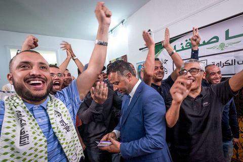 06 octobre 2019 : au QG de la coalition Karama, dirigée par l'avocat Seifeddine Makhlouf, à quelques minutes de l'annonce des résultats des sondages de sortis de bureau. La coalition est la surpirse du scrutin avec une troisième position provisoire derrière Ennahdha et Au coeur de la Tunisie, Seifeddine et ses proches collaborateurs fêtent leur victoire. Avec près de 17 sièges, cette coalition à tendance islamiste et révolutionnaire aura son importance dans la constitution d'une majorité. dès la soirèe Makhlouf confirme sa possible alliance avec Ennahdha. 