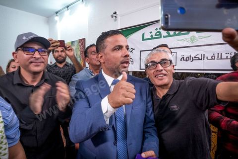 06 octobre 2019 : au QG de la coalition Karama, dirigée par l'avocat Seifeddine Makhlouf, à quelques minutes de l'annonce des résultats des sondages de sortis de bureau. La coalition est la surpirse du scrutin avec une troisième position provisoire derrière Ennahdha et Au coeur de la Tunisie, Seifeddine et ses proches collaborateurs fêtent leur victoire. Avec près de 17 sièges, cette coalition à tendance islamiste et révolutionnaire aura son importance dans la constitution d'une majorité. dès la soirèe Makhlouf confirme sa possible alliance avec Ennahdha. 