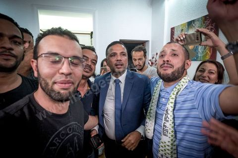 06 octobre 2019 : au QG de la coalition Karama, dirigée par l'avocat Seifeddine Makhlouf, à quelques minutes de l'annonce des résultats des sondages de sortis de bureau. La coalition est la surpirse du scrutin avec une troisième position provisoire derrière Ennahdha et Au coeur de la Tunisie, Seifeddine et ses proches collaborateurs fêtent leur victoire. Avec près de 17 sièges, cette coalition à tendance islamiste et révolutionnaire aura son importance dans la constitution d'une majorité. dès la soirèe Makhlouf confirme sa possible alliance avec Ennahdha. 
