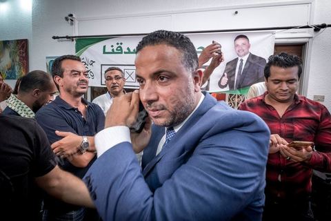 06 octobre 2019 : au QG de la coalition Karama, dirigée par l'avocat Seifeddine Makhlouf, à quelques minutes de l'annonce des résultats des sondages de sortis de bureau. La coalition est la surpirse du scrutin avec une troisième position provisoire derrière Ennahdha et Au coeur de la Tunisie, Seifeddine et ses proches collaborateurs fêtent leur victoire. Avec près de 17 sièges, cette coalition à tendance islamiste et révolutionnaire aura son importance dans la constitution d'une majorité. dès la soirèe Makhlouf confirme sa possible alliance avec Ennahdha. 