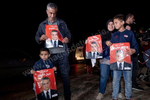 9 ocotbre 2019 : c'est à 19h30 que Nabil Karoui quitte la prison de la Mornaguia après 46 jours de détention accueilli à sa sortie par quelques centaines de ses militants venus pour certains en famille. C'est dans l'après midi que la Cour de cassation a ordonné sa libération immédiate suite au recours présenté par ses avocats. Nabil Karoui était incarcéré à la prison d'El Mornaguia depuis le 23 août dernier en vertu d'un mandat de dépôt livré par la Cour d'Appel de Tunis suite à une suspicion de blanchiment d'argent et d'évasion fiscale. Nabil Karoui est candidat au second tour de la Présidentielle, prévu dans 4 jours, et président du deuxième parti du pays, Qalb Tounès.