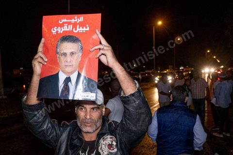 9 ocotbre 2019 : c'est à 19h30 que Nabil Karoui quitte la prison de la Mornaguia après 46 jours de détention accueilli à sa sortie par quelques centaines de ses militants venus pour certains en famille. C'est dans l'après midi que la Cour de cassation a ordonné sa libération immédiate suite au recours présenté par ses avocats. Nabil Karoui était incarcéré à la prison d'El Mornaguia depuis le 23 août dernier en vertu d'un mandat de dépôt livré par la Cour d'Appel de Tunis suite à une suspicion de blanchiment d'argent et d'évasion fiscale. Nabil Karoui est candidat au second tour de la Présidentielle, prévu dans 4 jours, et président du deuxième parti du pays, Qalb Tounès.