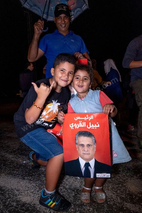 9 ocotbre 2019 : c'est à 19h30 que Nabil Karoui quitte la prison de la Mornaguia après 46 jours de détention accueilli à sa sortie par quelques centaines de ses militants venus pour certains en famille. C'est dans l'après midi que la Cour de cassation a ordonné sa libération immédiate suite au recours présenté par ses avocats. Nabil Karoui était incarcéré à la prison d'El Mornaguia depuis le 23 août dernier en vertu d'un mandat de dépôt livré par la Cour d'Appel de Tunis suite à une suspicion de blanchiment d'argent et d'évasion fiscale. Nabil Karoui est candidat au second tour de la Présidentielle, prévu dans 4 jours, et président du deuxième parti du pays, Qalb Tounès.