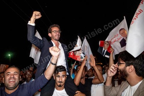 9 ocotbre 2019 : c'est à 19h30 que Nabil Karoui quitte la prison de la Mornaguia après 46 jours de détention accueilli à sa sortie par quelques centaines de ses militants venus pour certains en famille. C'est dans l'après midi que la Cour de cassation a ordonné sa libération immédiate suite au recours présenté par ses avocats. Nabil Karoui était incarcéré à la prison d'El Mornaguia depuis le 23 août dernier en vertu d'un mandat de dépôt livré par la Cour d'Appel de Tunis suite à une suspicion de blanchiment d'argent et d'évasion fiscale. Nabil Karoui est candidat au second tour de la Présidentielle, prévu dans 4 jours, et président du deuxième parti du pays, Qalb Tounès.
