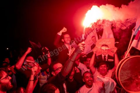 9 ocotbre 2019 : c'est à 19h30 que Nabil Karoui quitte la prison de la Mornaguia après 46 jours de détention accueilli à sa sortie par quelques centaines de ses militants venus pour certains en famille. C'est dans l'après midi que la Cour de cassation a ordonné sa libération immédiate suite au recours présenté par ses avocats. Nabil Karoui était incarcéré à la prison d'El Mornaguia depuis le 23 août dernier en vertu d'un mandat de dépôt livré par la Cour d'Appel de Tunis suite à une suspicion de blanchiment d'argent et d'évasion fiscale. Nabil Karoui est candidat au second tour de la Présidentielle, prévu dans 4 jours, et président du deuxième parti du pays, Qalb Tounès.