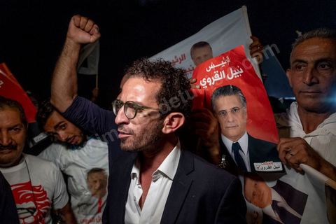 9 ocotbre 2019 : c'est à 19h30 que Nabil Karoui quitte la prison de la Mornaguia après 46 jours de détention accueilli à sa sortie par quelques centaines de ses militants venus pour certains en famille. C'est dans l'après midi que la Cour de cassation a ordonné sa libération immédiate suite au recours présenté par ses avocats. Nabil Karoui était incarcéré à la prison d'El Mornaguia depuis le 23 août dernier en vertu d'un mandat de dépôt livré par la Cour d'Appel de Tunis suite à une suspicion de blanchiment d'argent et d'évasion fiscale. Nabil Karoui est candidat au second tour de la Présidentielle, prévu dans 4 jours, et président du deuxième parti du pays, Qalb Tounès.