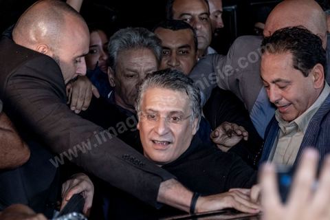 9 ocotbre 2019 : c'est à 19h30 que Nabil Karoui quitte la prison de la Mornaguia après 46 jours de détention accueilli à sa sortie par quelques centaines de ses militants venus pour certains en famille. C'est dans l'après midi que la Cour de cassation a ordonné sa libération immédiate suite au recours présenté par ses avocats. Nabil Karoui était incarcéré à la prison d'El Mornaguia depuis le 23 août dernier en vertu d'un mandat de dépôt livré par la Cour d'Appel de Tunis suite à une suspicion de blanchiment d'argent et d'évasion fiscale. Nabil Karoui est candidat au second tour de la Présidentielle, prévu dans 4 jours, et président du deuxième parti du pays, Qalb Tounès.