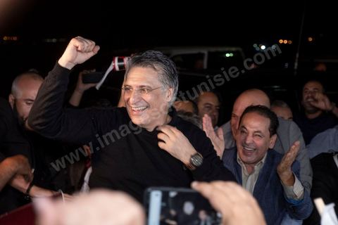 9 ocotbre 2019 : c'est à 19h30 que Nabil Karoui quitte la prison de la Mornaguia après 46 jours de détention accueilli à sa sortie par quelques centaines de ses militants venus pour certains en famille. C'est dans l'après midi que la Cour de cassation a ordonné sa libération immédiate suite au recours présenté par ses avocats. Nabil Karoui était incarcéré à la prison d'El Mornaguia depuis le 23 août dernier en vertu d'un mandat de dépôt livré par la Cour d'Appel de Tunis suite à une suspicion de blanchiment d'argent et d'évasion fiscale. Nabil Karoui est candidat au second tour de la Présidentielle, prévu dans 4 jours, et président du deuxième parti du pays, Qalb Tounès.