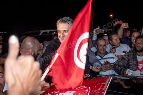 9 ocotbre 2019 : c'est à 19h30 que Nabil Karoui quitte la prison de la Mornaguia après 46 jours de détention accueilli à sa sortie par quelques centaines de ses militants venus pour certains en famille. C'est dans l'après midi que la Cour de cassation a ordonné sa libération immédiate suite au recours présenté par ses avocats. Nabil Karoui était incarcéré à la prison d'El Mornaguia depuis le 23 août dernier en vertu d'un mandat de dépôt livré par la Cour d'Appel de Tunis suite à une suspicion de blanchiment d'argent et d'évasion fiscale. Nabil Karoui est candidat au second tour de la Présidentielle, prévu dans 4 jours, et président du deuxième parti du pays, Qalb Tounès.