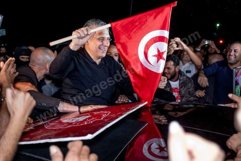 9 ocotbre 2019 : c'est à 19h30 que Nabil Karoui quitte la prison de la Mornaguia après 46 jours de détention accueilli à sa sortie par quelques centaines de ses militants venus pour certains en famille. C'est dans l'après midi que la Cour de cassation a ordonné sa libération immédiate suite au recours présenté par ses avocats. Nabil Karoui était incarcéré à la prison d'El Mornaguia depuis le 23 août dernier en vertu d'un mandat de dépôt livré par la Cour d'Appel de Tunis suite à une suspicion de blanchiment d'argent et d'évasion fiscale. Nabil Karoui est candidat au second tour de la Présidentielle, prévu dans 4 jours, et président du deuxième parti du pays, Qalb Tounès.