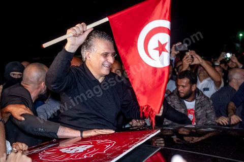 9 ocotbre 2019 : c'est à 19h30 que Nabil Karoui quitte la prison de la Mornaguia après 46 jours de détention accueilli à sa sortie par quelques centaines de ses militants venus pour certains en famille. C'est dans l'après midi que la Cour de cassation a ordonné sa libération immédiate suite au recours présenté par ses avocats. Nabil Karoui était incarcéré à la prison d'El Mornaguia depuis le 23 août dernier en vertu d'un mandat de dépôt livré par la Cour d'Appel de Tunis suite à une suspicion de blanchiment d'argent et d'évasion fiscale. Nabil Karoui est candidat au second tour de la Présidentielle, prévu dans 4 jours, et président du deuxième parti du pays, Qalb Tounès.
