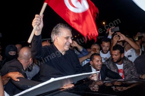 9 ocotbre 2019 : c'est à 19h30 que Nabil Karoui quitte la prison de la Mornaguia après 46 jours de détention accueilli à sa sortie par quelques centaines de ses militants venus pour certains en famille. C'est dans l'après midi que la Cour de cassation a ordonné sa libération immédiate suite au recours présenté par ses avocats. Nabil Karoui était incarcéré à la prison d'El Mornaguia depuis le 23 août dernier en vertu d'un mandat de dépôt livré par la Cour d'Appel de Tunis suite à une suspicion de blanchiment d'argent et d'évasion fiscale. Nabil Karoui est candidat au second tour de la Présidentielle, prévu dans 4 jours, et président du deuxième parti du pays, Qalb Tounès.