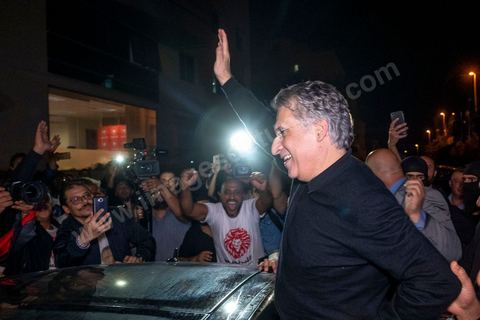 9 ocotbre 2019 : c'est à 19h30 que Nabil Karoui a quitté la prison de la Mornaguia après 46 jours de détention pour se rend ensuite au QG de son parti à Tunis, saluer ses collaborateurs et les quelques militants qui l'attendaient. C'est dans l'après midi que la Cour de cassation a ordonné sa libération immédiate suite au recours présenté par ses avocats. Nabil Karoui était incarcéré à la prison d'El Mornaguia depuis le 23 août dernier en vertu d'un mandat de dépôt livré par la Cour d'Appel de Tunis suite à une suspicion de blanchiment d'argent et d'évasion fiscale. Nabil Karoui est candidat au second tour de la Présidentielle, prévu dans 4 jours, et président du deuxième parti du pays, Qalb Tounès.