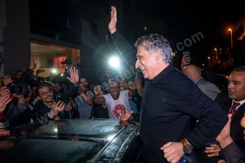 9 ocotbre 2019 : c'est à 19h30 que Nabil Karoui a quitté la prison de la Mornaguia après 46 jours de détention pour se rend ensuite au QG de son parti à Tunis, saluer ses collaborateurs et les quelques militants qui l'attendaient. C'est dans l'après midi que la Cour de cassation a ordonné sa libération immédiate suite au recours présenté par ses avocats. Nabil Karoui était incarcéré à la prison d'El Mornaguia depuis le 23 août dernier en vertu d'un mandat de dépôt livré par la Cour d'Appel de Tunis suite à une suspicion de blanchiment d'argent et d'évasion fiscale. Nabil Karoui est candidat au second tour de la Présidentielle, prévu dans 4 jours, et président du deuxième parti du pays, Qalb Tounès.