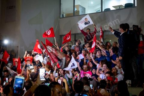 9 ocotbre 2019 : c'est à 19h30 que Nabil Karoui a quitté la prison de la Mornaguia après 46 jours de détention pour se rend ensuite au QG de son parti à Tunis, saluer ses collaborateurs et les quelques militants qui l'attendaient. C'est dans l'après midi que la Cour de cassation a ordonné sa libération immédiate suite au recours présenté par ses avocats. Nabil Karoui était incarcéré à la prison d'El Mornaguia depuis le 23 août dernier en vertu d'un mandat de dépôt livré par la Cour d'Appel de Tunis suite à une suspicion de blanchiment d'argent et d'évasion fiscale. Nabil Karoui est candidat au second tour de la Présidentielle, prévu dans 4 jours, et président du deuxième parti du pays, Qalb Tounès.