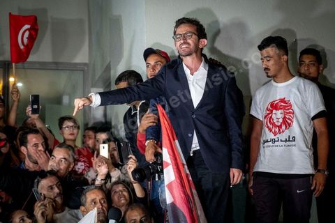 9 ocotbre 2019 : c'est à 19h30 que Nabil Karoui a quitté la prison de la Mornaguia après 46 jours de détention pour se rend ensuite au QG de son parti à Tunis, saluer ses collaborateurs et les quelques militants qui l'attendaient. C'est dans l'après midi que la Cour de cassation a ordonné sa libération immédiate suite au recours présenté par ses avocats. Nabil Karoui était incarcéré à la prison d'El Mornaguia depuis le 23 août dernier en vertu d'un mandat de dépôt livré par la Cour d'Appel de Tunis suite à une suspicion de blanchiment d'argent et d'évasion fiscale. Nabil Karoui est candidat au second tour de la Présidentielle, prévu dans 4 jours, et président du deuxième parti du pays, Qalb Tounès.