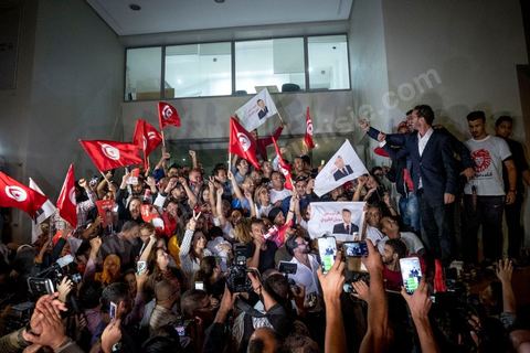 9 ocotbre 2019 : c'est à 19h30 que Nabil Karoui a quitté la prison de la Mornaguia après 46 jours de détention pour se rend ensuite au QG de son parti à Tunis, saluer ses collaborateurs et les quelques militants qui l'attendaient. C'est dans l'après midi que la Cour de cassation a ordonné sa libération immédiate suite au recours présenté par ses avocats. Nabil Karoui était incarcéré à la prison d'El Mornaguia depuis le 23 août dernier en vertu d'un mandat de dépôt livré par la Cour d'Appel de Tunis suite à une suspicion de blanchiment d'argent et d'évasion fiscale. Nabil Karoui est candidat au second tour de la Présidentielle, prévu dans 4 jours, et président du deuxième parti du pays, Qalb Tounès.